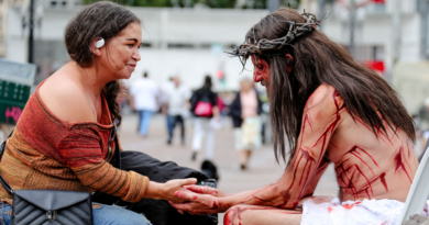 “Se você pudesse estar frente a frente com Jesus, o que falaria?” leva personagem do Drama da Paixão às ruas do Centro de São Paulo