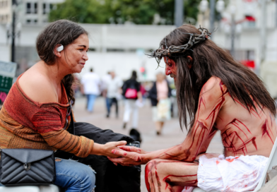 “Se você pudesse estar frente a frente com Jesus, o que falaria?” leva personagem do Drama da Paixão às ruas do Centro de São Paulo