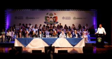 Autoridades Mirins 2026 tomam posse em cerimônia no Teatro Municipal de Osasco