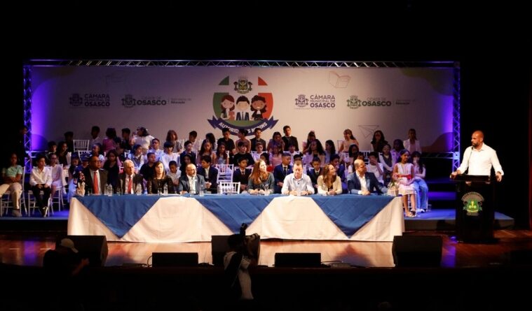 Autoridades Mirins 2026 tomam posse em cerimônia no Teatro Municipal de Osasco