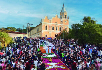 Santana de Parnaíba realiza tradicional festa de Corpus Christi com um dos maiores e mais belos tapetes do Brasil