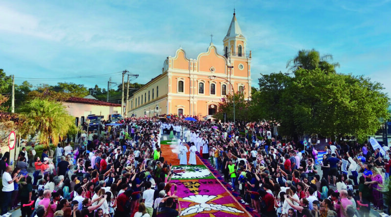 Santana de Parnaíba realiza tradicional festa de Corpus Christi com um dos maiores e mais belos tapetes do Brasil
