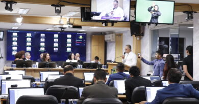 Vereadores destacam projetos e protestam contra violência e atuação da Sabesp