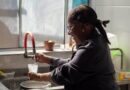Banho quente e fim dos baldes: moradora de Poá comemora chegada da água encanada após quatro décadas de espera 