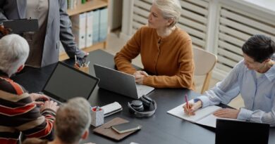 Como voltar ao mercado de trabalho após os 50 anos?