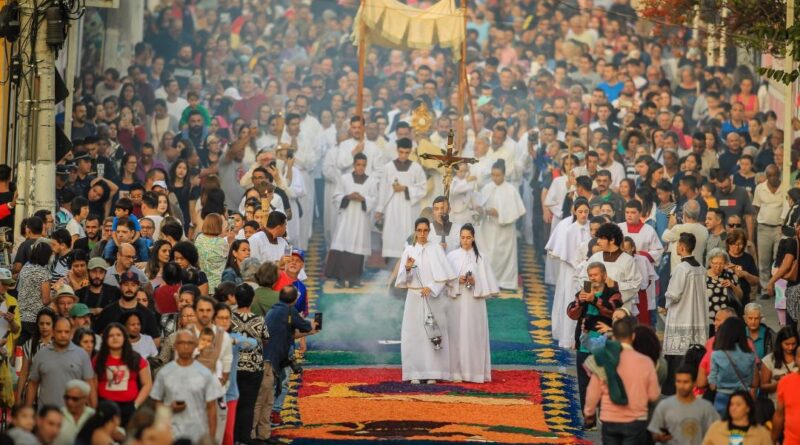 Santana de Parnaíba realiza 66ª Festa de Corpus Christi com um dos maiores e mais belos tapetes do Brasil