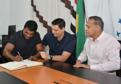 Caio Reis (PL) é empossado vereador na Câmara Municipal de Cotia