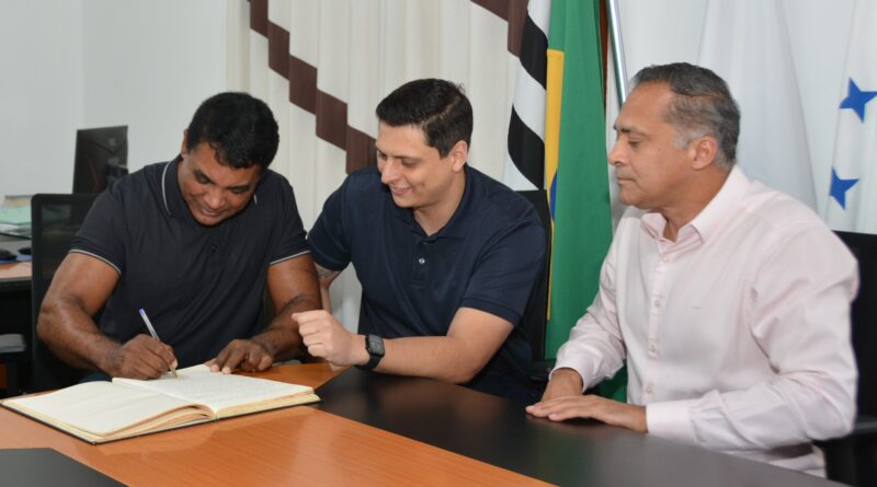Caio Reis (PL) é empossado vereador na Câmara Municipal de Cotia