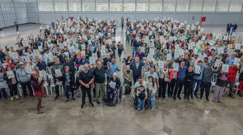 Regulariza Parnaíba entrega mais de 700 títulos de propriedade e ultrapassa 10 mil imóveis regularizados