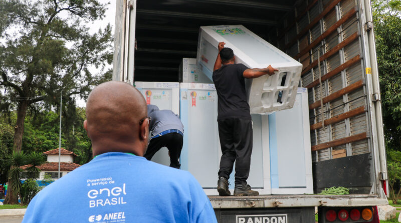 Prefeitura e Enel iniciam entrega de novas geladeiras